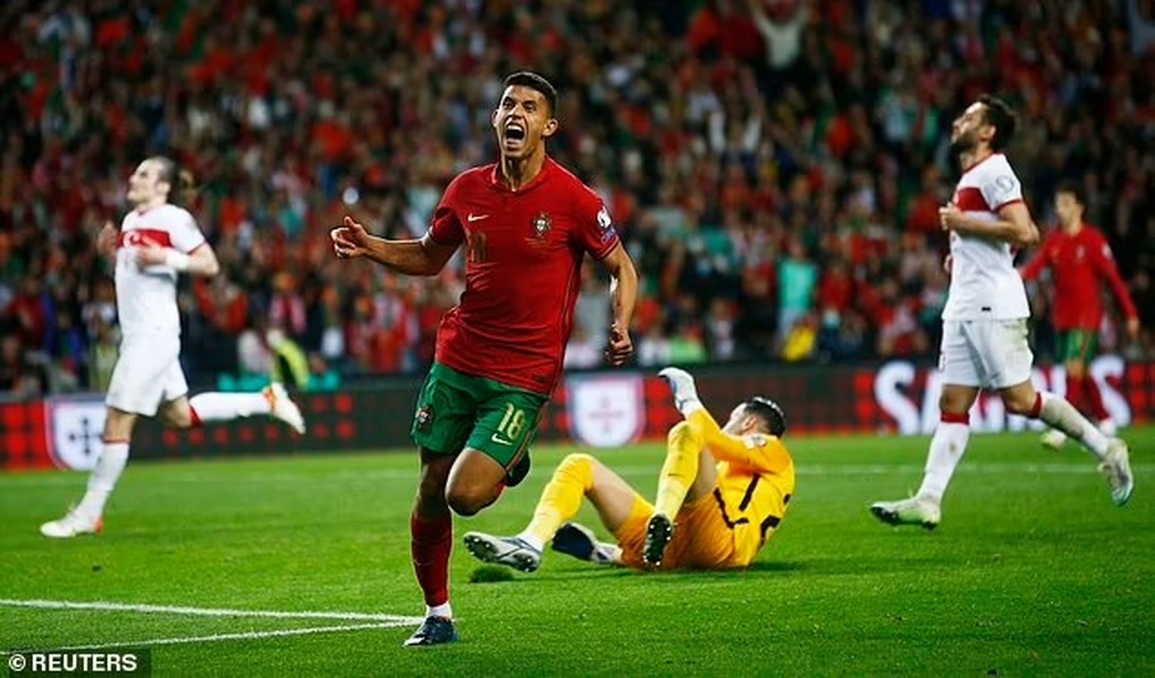 C.Ronaldo cán mốc khủng trong ngày Bồ Đào Nha chiến thắng - 2 C.Ronaldo cán mốc khủng trong ngày Bồ Đào Nha chiến thắng - 2
