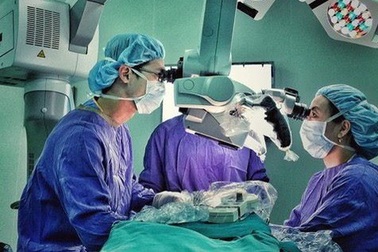 Hong tóc trước quạt, cô gái bị lột bay da đầu