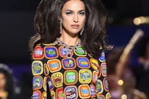 Tình cũ Ronaldo diện váy lạ mắt tái xuất sàn catwalk