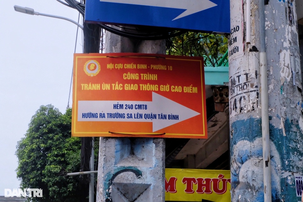 Người dân ở TPHCM làm bảng chỉ dẫn chặt hẻm, né tắc đường giờ cao điểm - 1 Người dân ở TPHCM làm bảng chỉ dẫn chặt hẻm, né tắc đường giờ cao điểm - 1