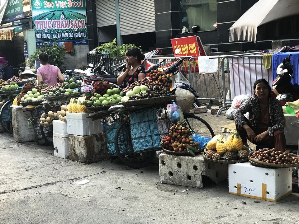 Nắng nóng thiêu đốt: Chợ vắng tanh, tiểu thương ngồi dài cổ chờ thượng đế - 9 Nắng nóng thiêu đốt: Chợ vắng tanh, tiểu thương ngồi dài cổ chờ thượng đế - 9