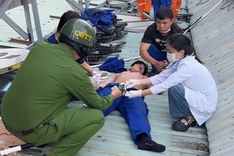 Cảnh sát cứu công nhân bị điện giật trên mái nhà ở TPHCM