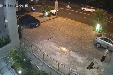 Va chạm mạnh khi phóng nhanh gặp sang đường ẩu