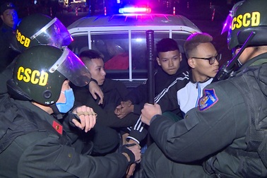 Bắt nhóm thanh thiếu niên lạng lách, ném gạch đá cảnh sát đi tuần trong đêm