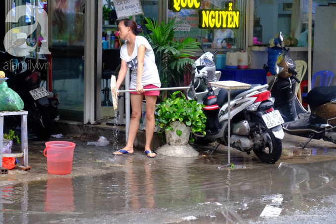 Nước ngập đến bàn thờ ông thần Tài sau mưa lớn ở TP.HCM: Người bì bõm tát nước, người bán buôn ế ẩm - Ảnh 7. Nước ngập đến bàn thờ ông thần Tài sau mưa lớn ở TP.HCM: Người bì bõm tát nước, người bán buôn ế ẩm - Ảnh 7.