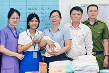 Cô gái lặng lẽ rời bệnh viện bỏ lại bé trai sơ sinh