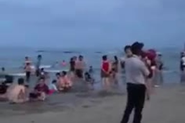 Xúc động hình ảnh bảo vệ bãi biển bế bé gái 4 tuổi bị lạc đi tìm bố mẹ