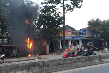 Cột điện cạnh chợ cháy như đuốc, hàng trăm tiểu thương tái mặt