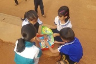 Thiết thực dự án “Thư viện về buôn” cho trẻ em nghèo