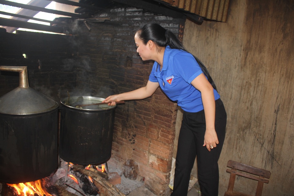 Bà con “xóm nghèo” nấu bánh chưng để hỗ trợ các chiến sỹ chống dịch - 3 Bà con “xóm nghèo” nấu bánh chưng để hỗ trợ các chiến sỹ chống dịch - 3