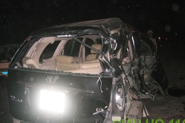 Hà Nội: Một xe Innova bị tàu hỏa đâm nát 