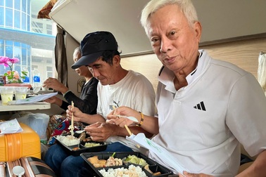 Cuộc sống ngày thứ 4 trên tàu Bắc - Nam của hành khách mắc kẹt do mưa lũ