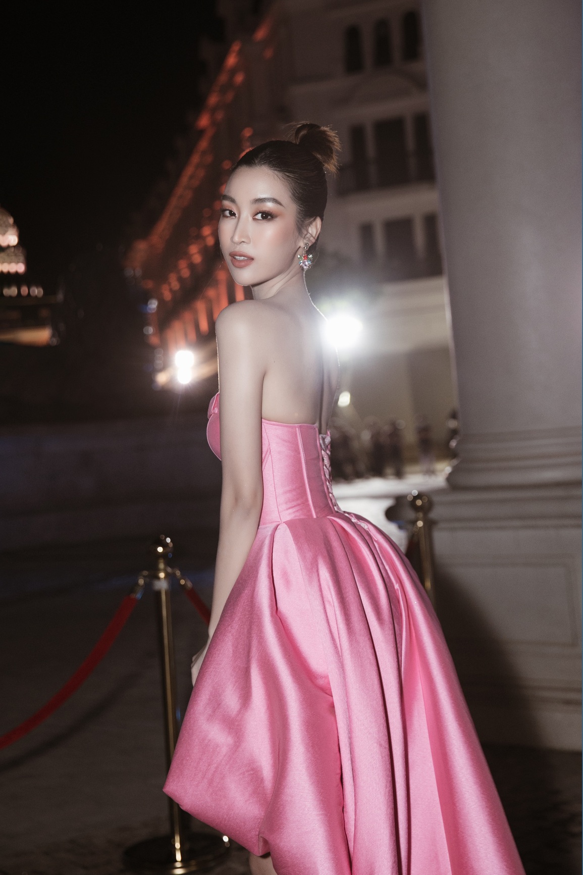 Cận cảnh dàn siêu xe đưa đón Thùy Tiên, Đỗ Mỹ Linh và loạt hoa hậu - 7