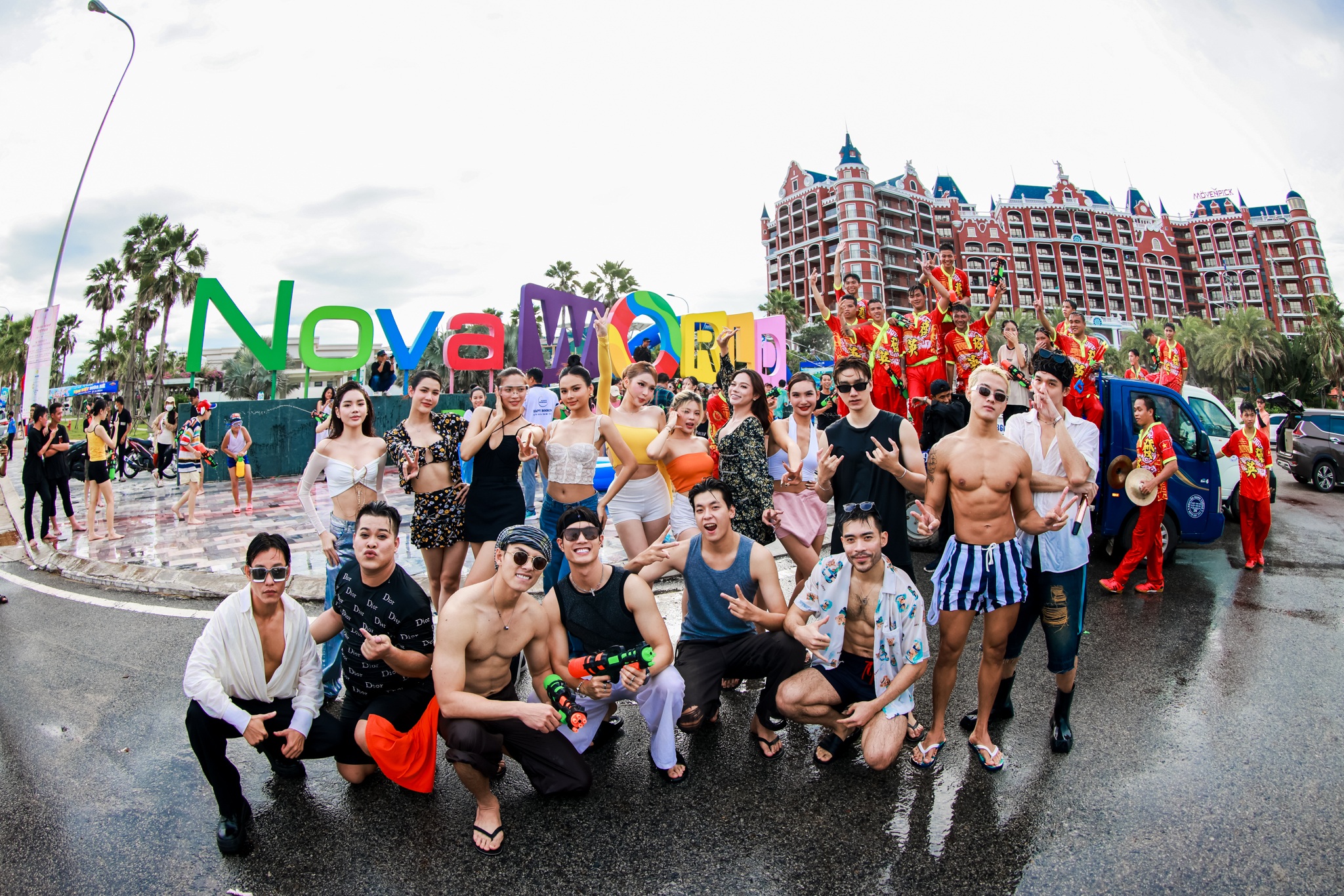 មនុស្សរាប់ម៉ឺននាក់សម្រុកទៅ NovaWorld Phan Thiet ដើម្បីលេងល្បែងទឹក - ៤ Hàng chục nghìn người đổ về NovaWorld Phan Thiet chơi té nước - 4