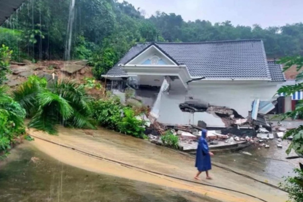 Ngôi nhà khang trang ở Hà Nội bất ngờ đổ sập, 7 người thoát chết - 1 Ngôi nhà khang trang ở Hà Nội bất ngờ đổ sập, 7 người thoát chết - 1
