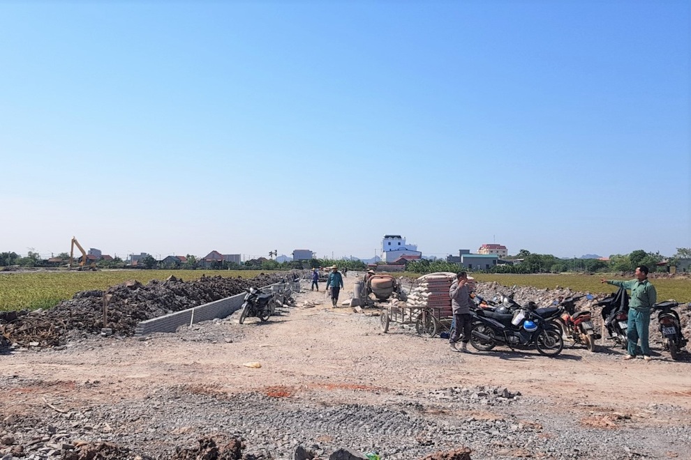 Chạy đua thu ngân sách, các địa phương ồ ạt đấu giá đất - 3 Chạy đua thu ngân sách, các địa phương ồ ạt đấu giá đất - 3