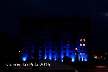 Cả toà nhà chơi xếp hình bằng cách bật tắt đèn trong phòng