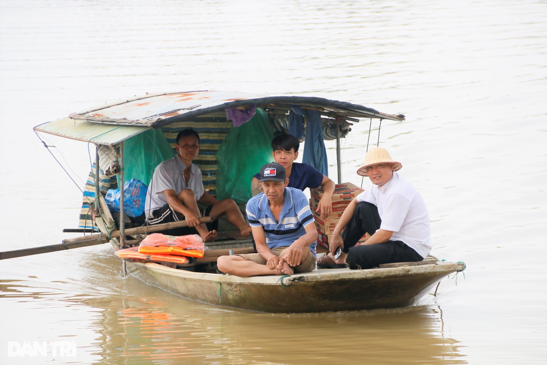 Cảnh sống trên thuyền, ngủ mái nhà ở rốn lũ sông Hoàng Long - 11 Cảnh sống trên thuyền, ngủ mái nhà ở rốn lũ sông Hoàng Long - 11