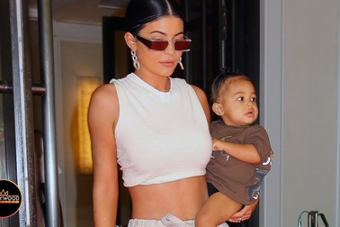 Kylie Jenner ra phố cùng con gái nhỏ