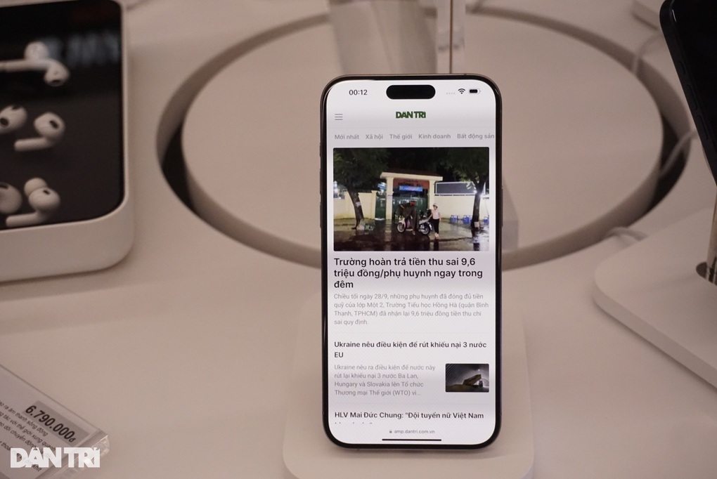 iPhone 15 lên kệ, người dùng Việt xếp hàng xuyên đêm chờ nhận máy - 5 iPhone 15 lên kệ, người dùng Việt xếp hàng xuyên đêm chờ nhận máy - 5