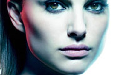 Natalie Portman “hóa thân” thành Angelina Jolie quyến rũ