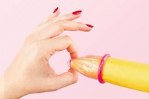 Hà Nội: Thử đổi gió, cô gái trẻ kẹt "áo mưa" trong vùng kín