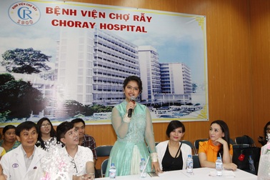 Sao “Cô dâu 8 tuổi” trao quà và hát tặng các bệnh nhân nhí