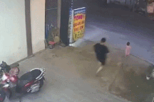 Mẹ phản ứng cực nhanh cứu con nhỏ khỏi vụ tai nạn giao thông nghiêm trọng