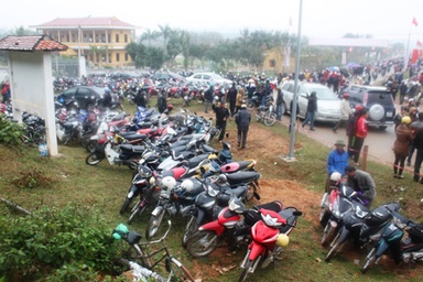 Bãi gửi xe tự phát đua nhau “chặt chém” tại lễ hội Vua Mai
