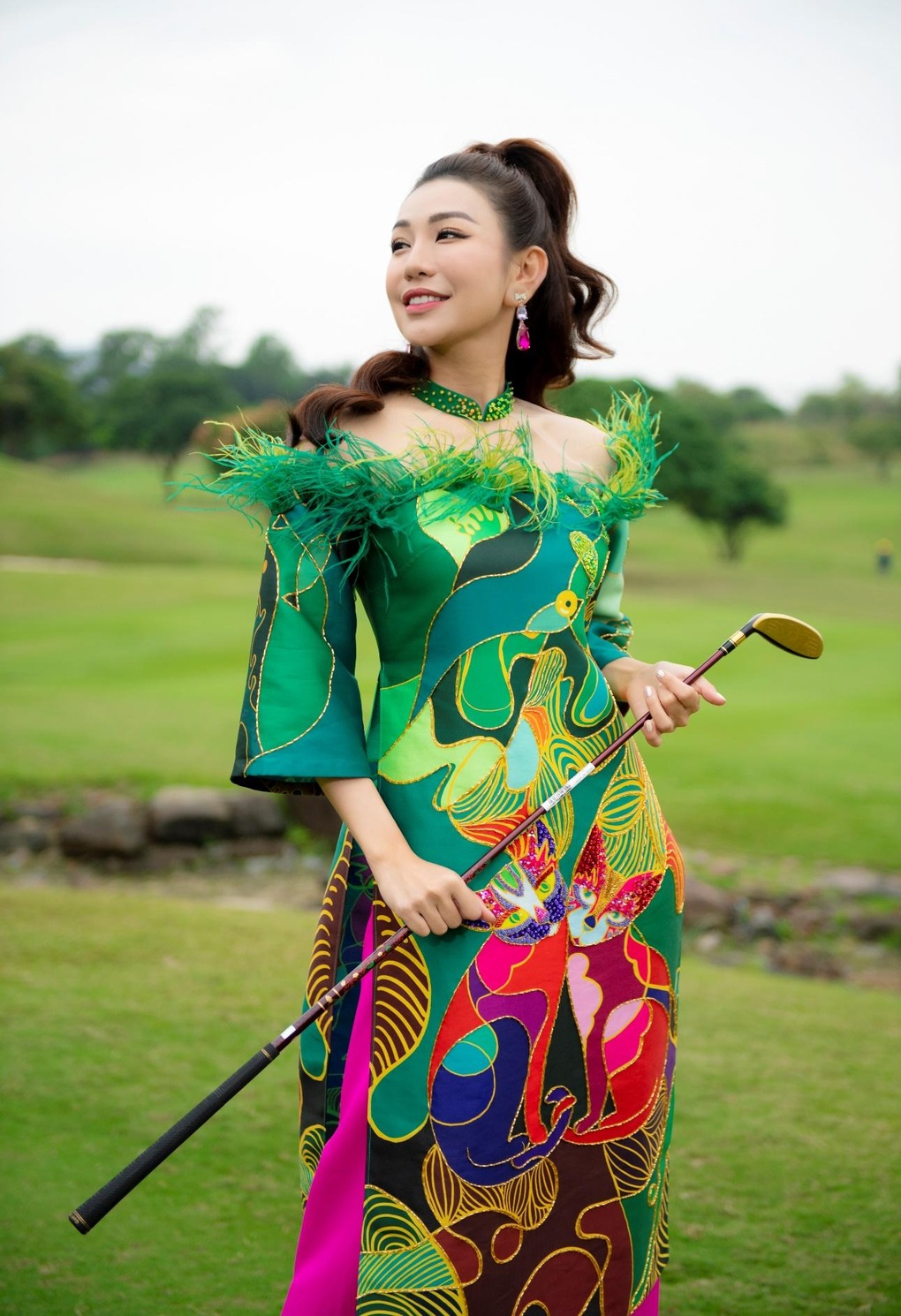 MC Nguyễn Hải Anh rực rỡ trên sân golf với bộ ảnh áo dài đón tết cổ truyền - 4 MC Nguyễn Hải Anh rực rỡ trên sân golf với bộ ảnh áo dài đón tết cổ truyền - 4
