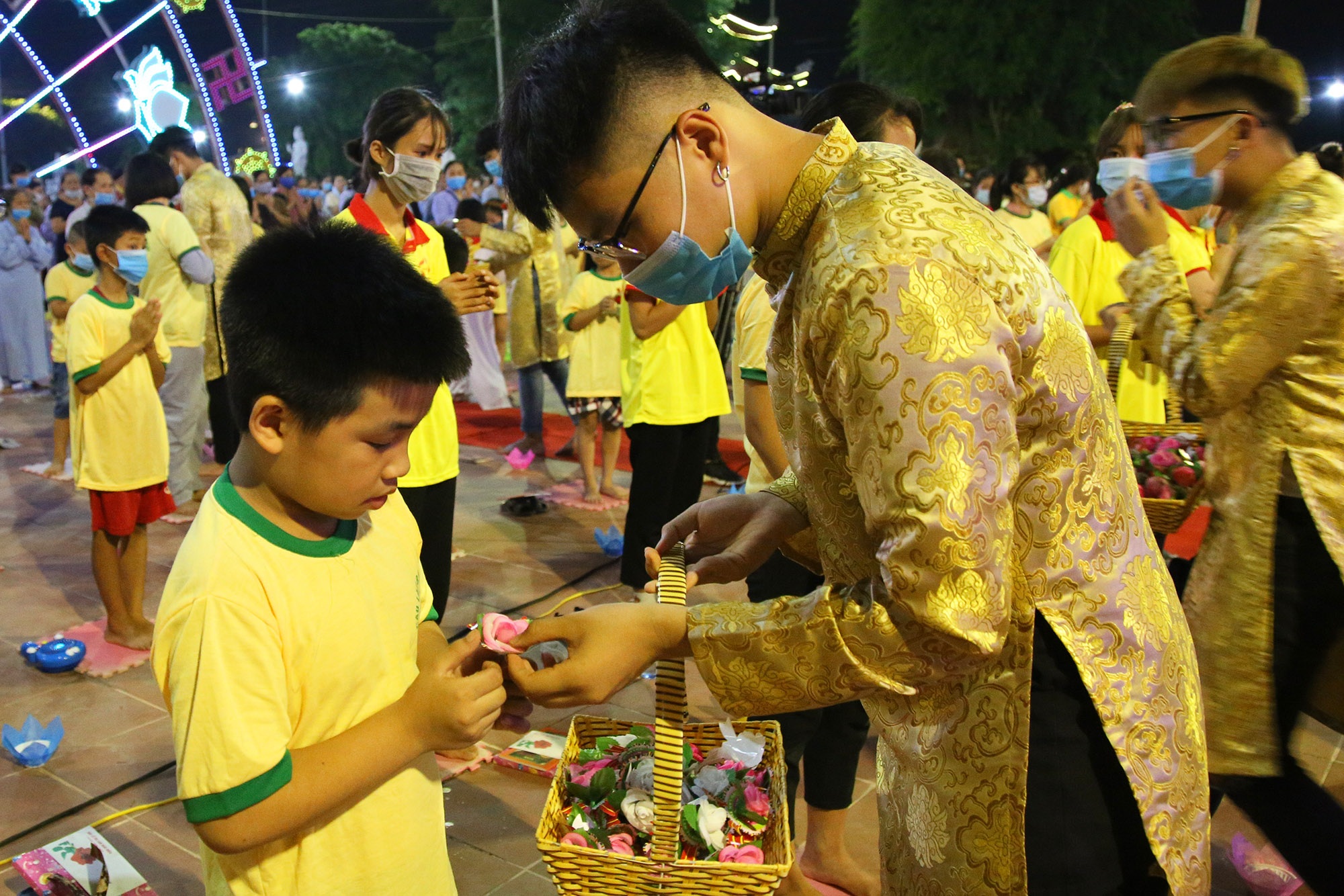 Phật tử đeo khẩu trang làm lễ Vu lan báo hiếu tại chùa Ninh Tảo - 9 Phật tử đeo khẩu trang làm lễ Vu lan báo hiếu tại chùa Ninh Tảo - 9