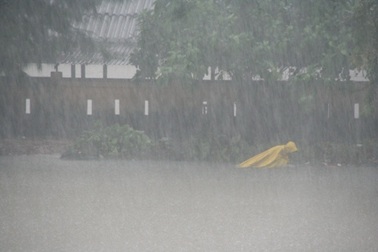 Mưa xối xả, hàng loạt đường phố Huế ngập nặng