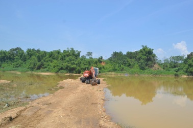 Máy xúc chìm xuống sông, tài xế tử vong trong cabin