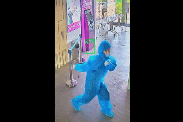 Màn vũ đạo đáng yêu của nữ tình nguyện viên khiến cộng đồng mạng thích thú