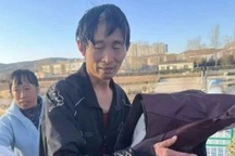 Người đàn ông lao xuống dòng nước lạnh cứu 3 đứa trẻ đuối nước