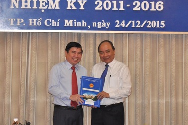 Trao quyết định phê chuẩn ông Nguyễn Thành Phong làm Chủ tịch UBND TPHCM