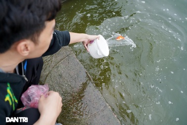 Mua "trực thăng", đốt cả "ô tô" cúng ông Công, ông Táo, chuyên gia nói gì?