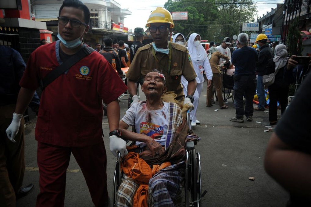 Indonesia chạy đua tìm người sống sót sau động đất kinh hoàng - 7 Indonesia chạy đua tìm người sống sót sau động đất kinh hoàng - 7