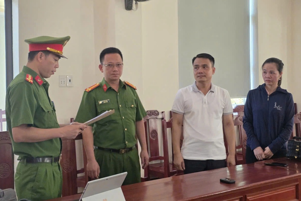 Khởi tố hiệu trưởng và nữ giáo viên nâng khống điểm cho học sinh - 1 Khởi tố hiệu trưởng và nữ giáo viên nâng khống điểm cho học sinh - 1