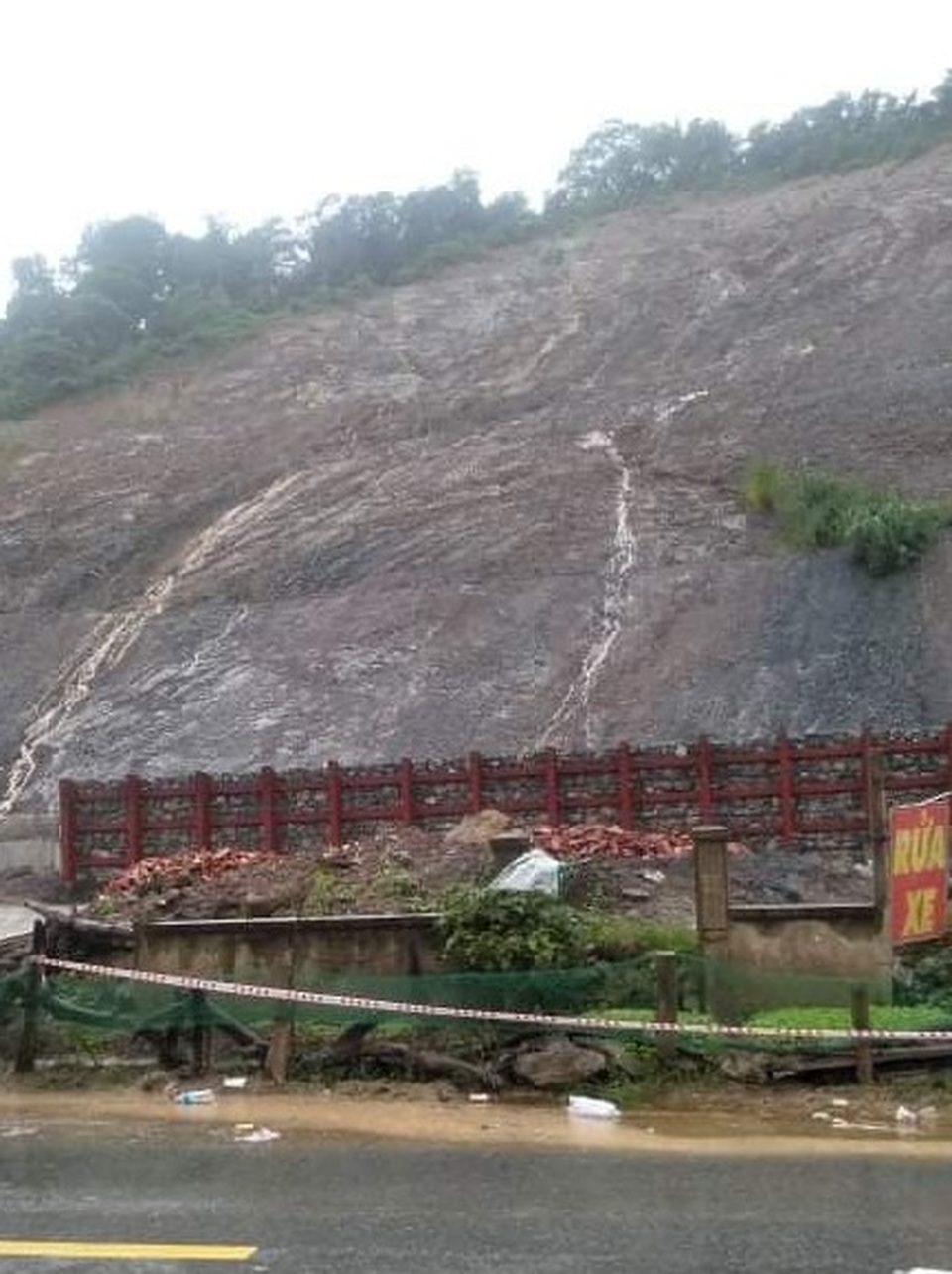 Nguy cơ sạt lở, huyện biên giới Việt - Lào sơ tán gấp hàng trăm người dân - 8 Nguy cơ sạt lở, huyện biên giới Việt - Lào sơ tán gấp hàng trăm người dân - 8