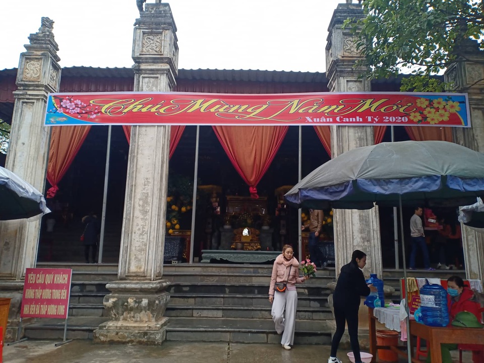 Nhiều đền, chùa vắng khách đi lễ do lo ngại virus corona - 4