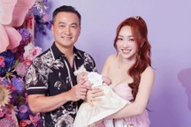 Bà xã Chi Bảo mặc gợi cảm trong tiệc đầy tháng con gái