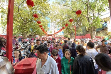 Biển người đổ về ngôi chùa ông Obama từng ghé thăm