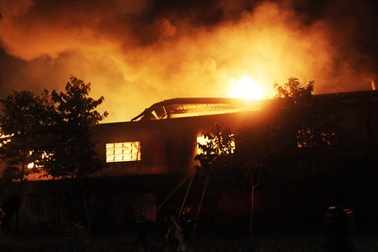 Nhà xưởng rộng hàng ngàn m2 chìm trong biển lửa