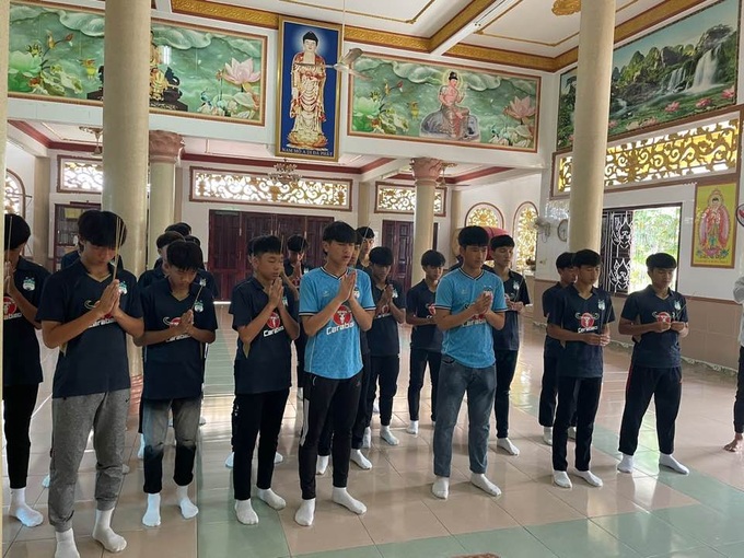 Cầu thủ trẻ Hoàng Anh Gia Lai cầu an cho các thành viên không may tử nạn - 1