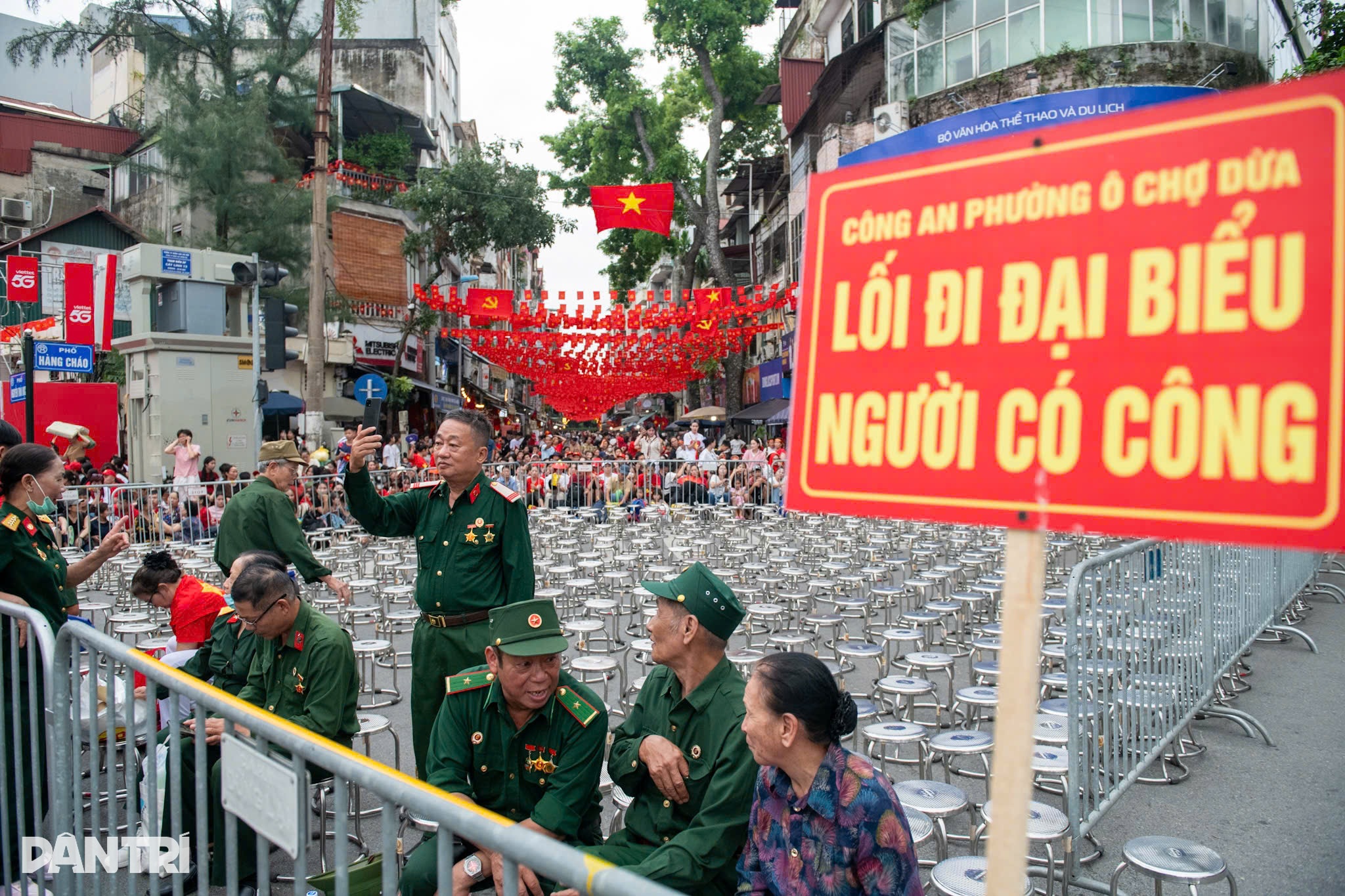 Người dân đội ghế, mang chiếu sẵn sàng cắm trại xuyên đêm chờ xem diễu binh - 7