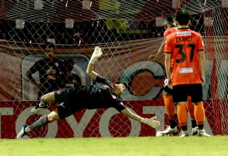 Vì sao Văn Lâm bất ngờ vắng mặt trong đội hình Muangthong United? - 2