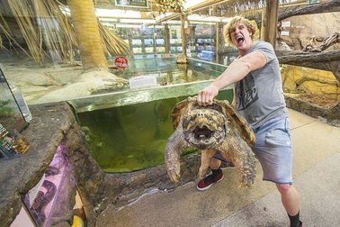 Chàng trai bỏ học để giúp người khác thành ngôi sao “tiền tỷ” trên Youtube, Instagram