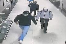 Hà Nội: Lộ hình ảnh 3 đối tượng nghi xông vào chung cư cướp điện thoại