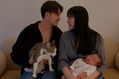 Ông bố nghỉ việc quản lý, ở nhà chăm con: Hiểu và thương vợ nhiều hơn